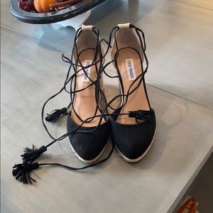 Black and beige Steve Madden wedges. Ax 10M